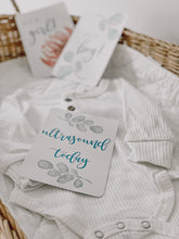 Load image into Gallery viewer, Floral Pregnancy Milestone Cards
